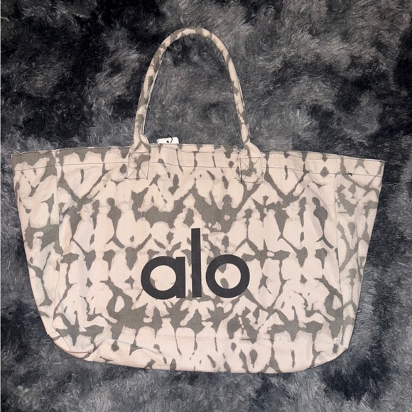 ALO Yoga Handbags - alo tote bag